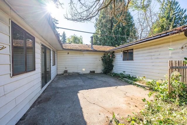 4 of 19 - 2547 Mabley Rd, Courtenay, BC