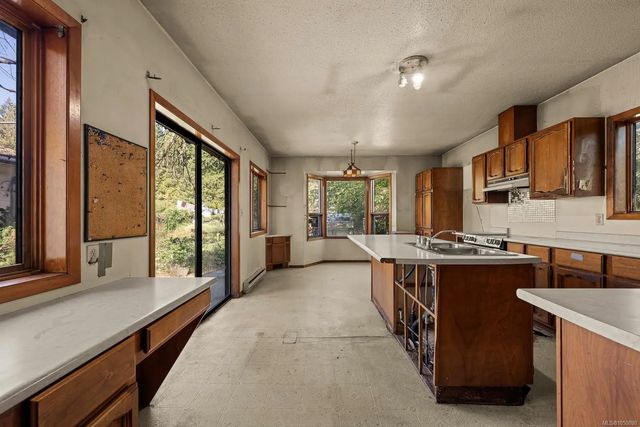 5 of 19 - 2547 Mabley Rd, Courtenay, BC