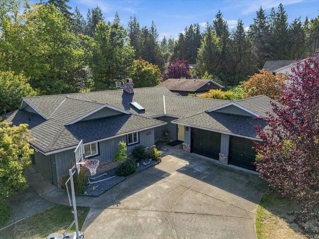 2 of 73 - 620 Spruce St, Qualicum Beach, BC