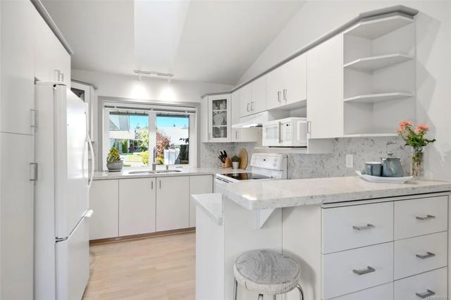 4 of 30 - 639 Arbutus St 24, Qualicum Beach, BC