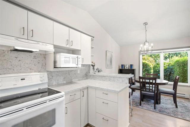 5 of 30 - 639 Arbutus St 24, Qualicum Beach, BC