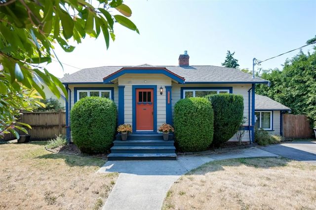 2 of 44 - 3374 Cook St, Saanich, BC