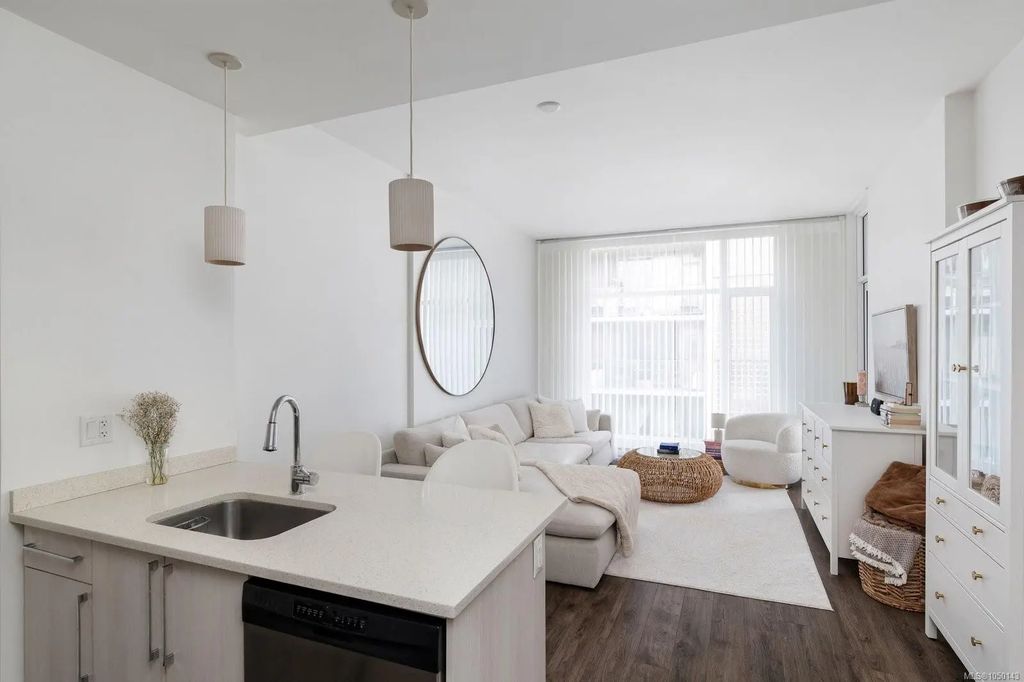 1090 Johnson St 1008, Victoria