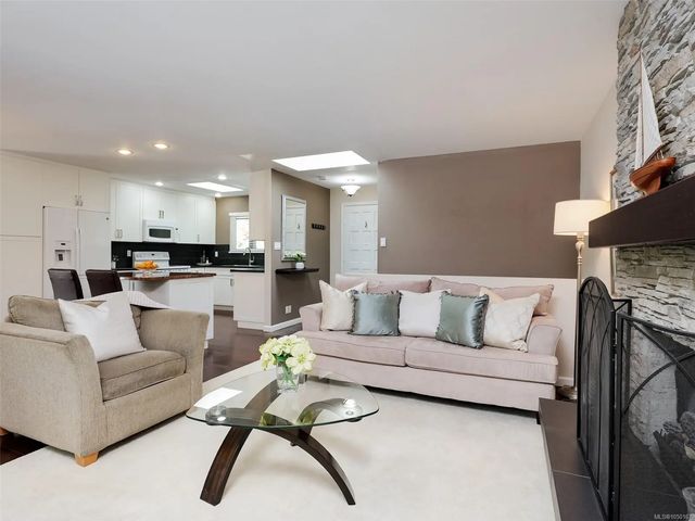 4 of 61 - 4290 Eastridge Cres, Saanich, BC