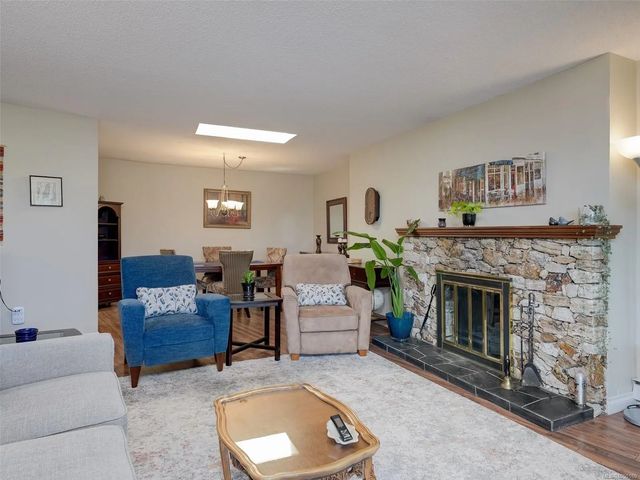 4 of 25 - 3962 Cedar Hill Rd 312, Saanich, BC