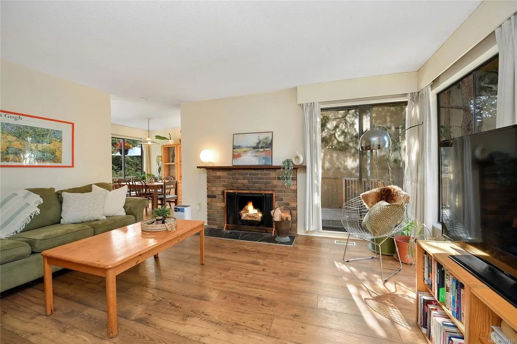 4039 Daffodil Pl, Saanich