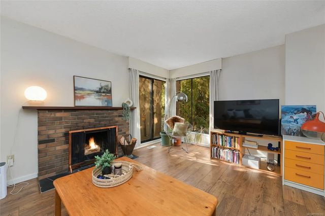 2 of 39 - 4039 Daffodil Pl, Saanich, BC
