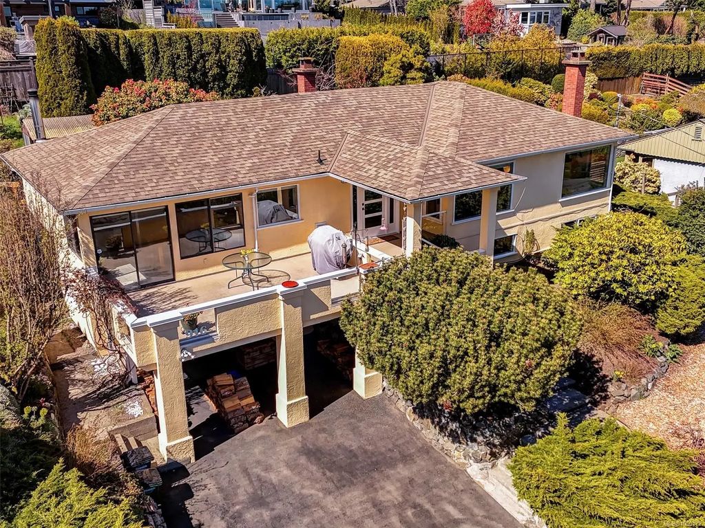 916 Claremont Ave, Saanich