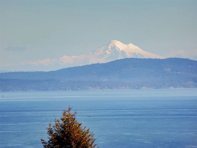 2 of 48 - 916 Claremont Ave, Saanich, BC