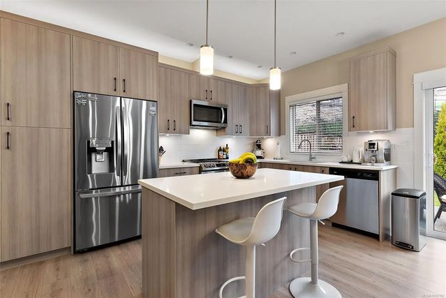 2 of 26 - 8 West Park Pl, View Royal, BC