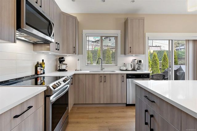 3 of 26 - 8 West Park Pl, View Royal, BC