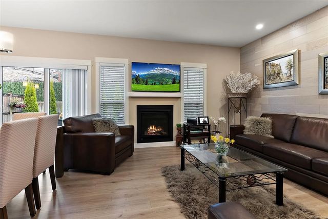 4 of 26 - 8 West Park Pl, View Royal, BC