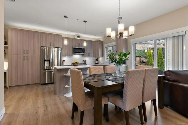5 of 26 - 8 West Park Pl, View Royal, BC