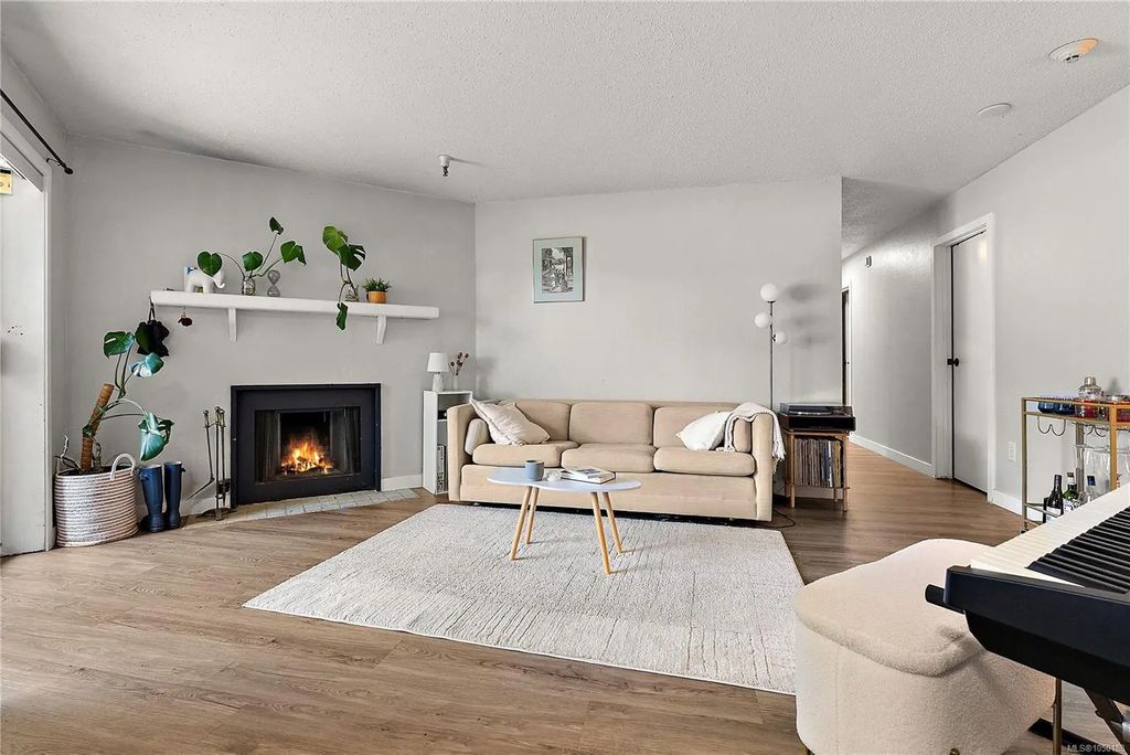 71 Gorge Rd W 106, Saanich