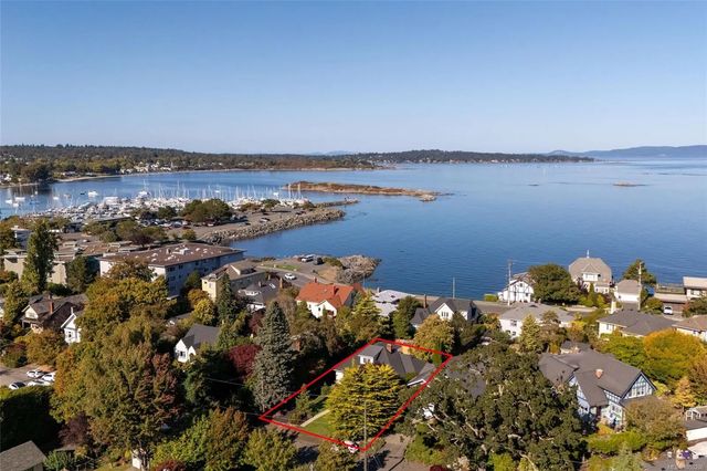 2 of 39 - 1027 Deal St, Oak Bay, BC
