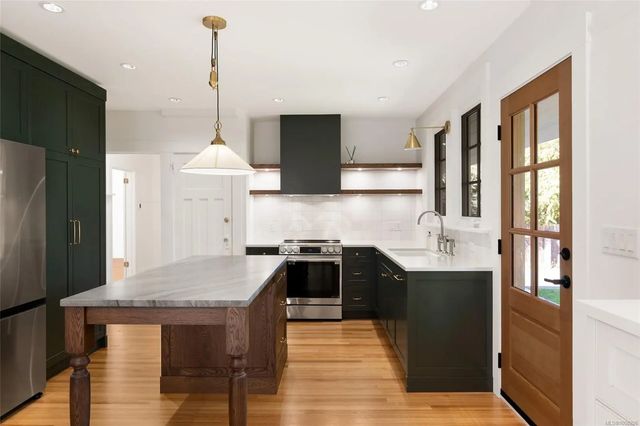 3 of 39 - 1027 Deal St, Oak Bay, BC