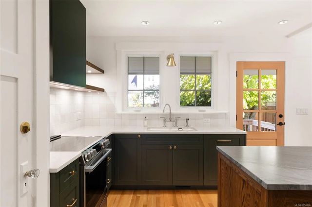 4 of 39 - 1027 Deal St, Oak Bay, BC