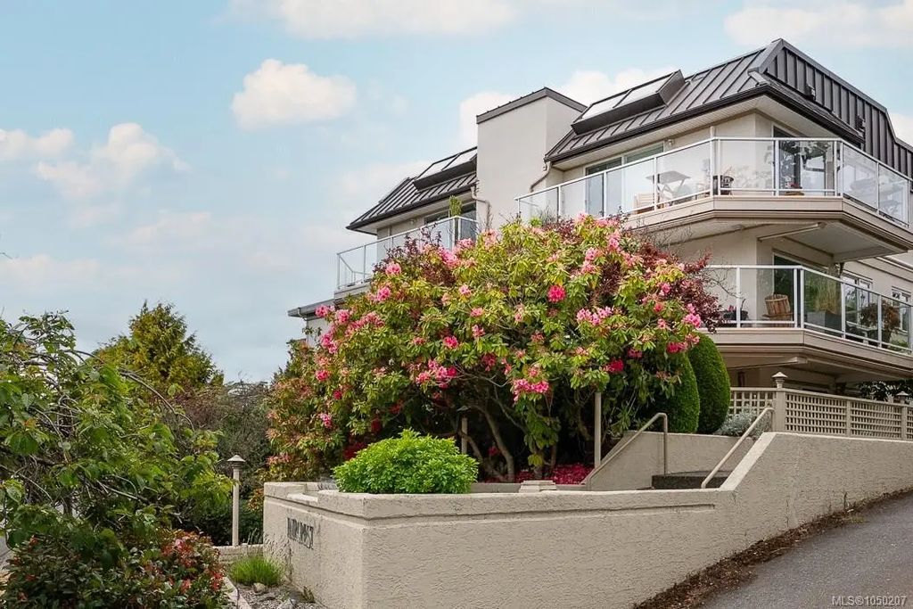1158 Fairfield Rd 303, Victoria