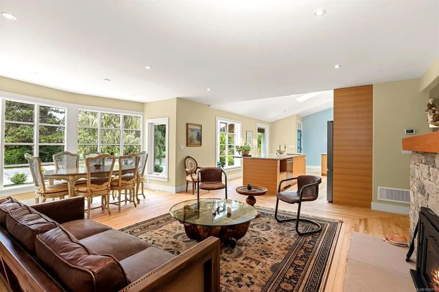 3 of 67 - 164 Crescent Rd E, Qualicum Beach, BC