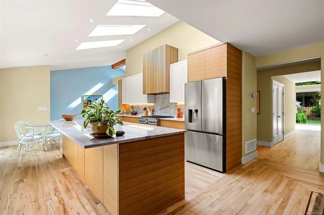 5 of 67 - 164 Crescent Rd E, Qualicum Beach, BC
