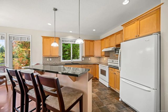 2 of 75 - 2464 Stirling Cres, Courtenay, BC