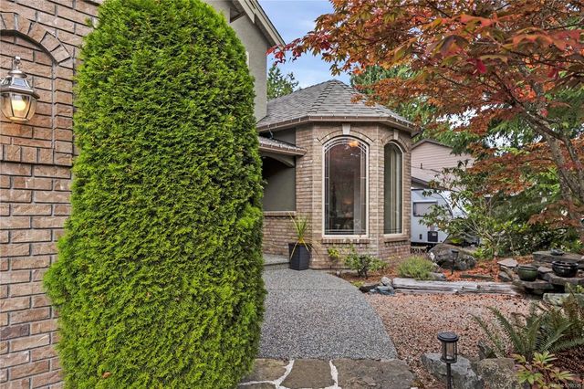 2 of 32 - 901 Savary Dr, Qualicum Beach, BC