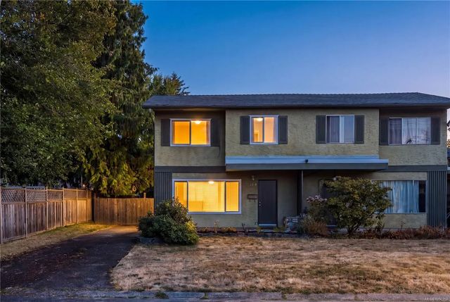2 of 25 - 1714 Ashdale Pl, Saanich, BC