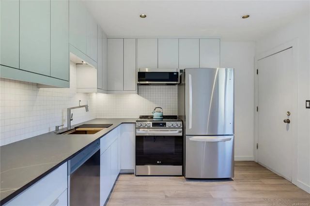 3 of 25 - 1714 Ashdale Pl, Saanich, BC