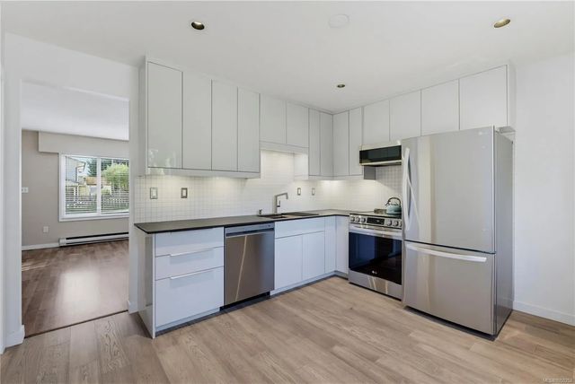 4 of 25 - 1714 Ashdale Pl, Saanich, BC