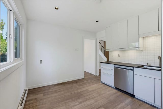 5 of 25 - 1714 Ashdale Pl, Saanich, BC