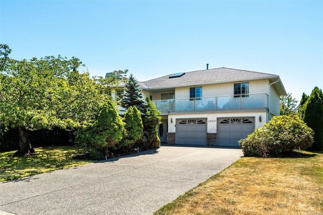 2 of 48 - 1847 El Sereno Dr, Saanich, BC