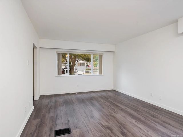 3 of 25 - 3092 Albany St, Victoria, BC