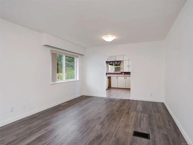 5 of 25 - 3092 Albany St, Victoria, BC