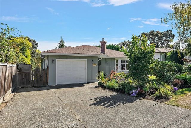 2 of 29 - 3995 Bel Nor Pl, Saanich, BC