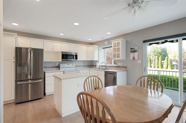 2 of 65 - 920 Brulette Pl 16, Mill Bay, BC