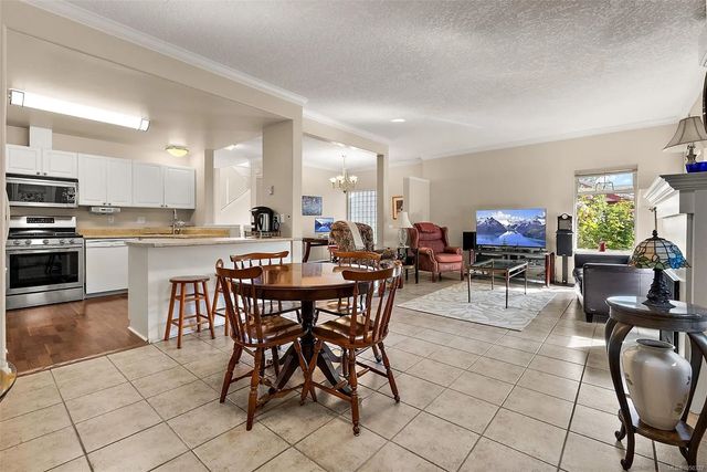 2 of 39 - 1110 Willow St 106, Saanich, BC
