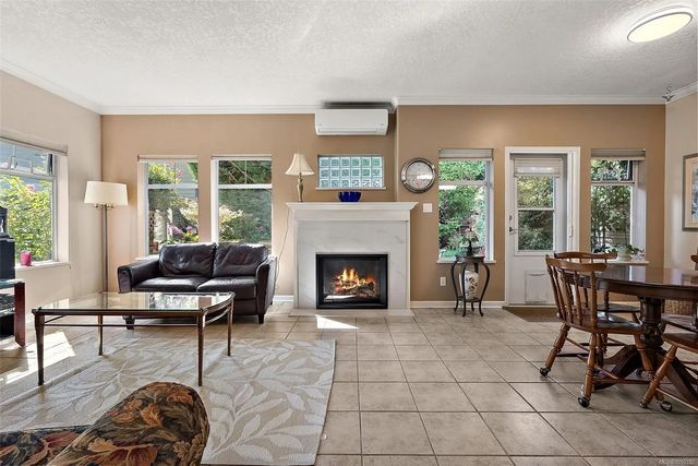 3 of 39 - 1110 Willow St 106, Saanich, BC