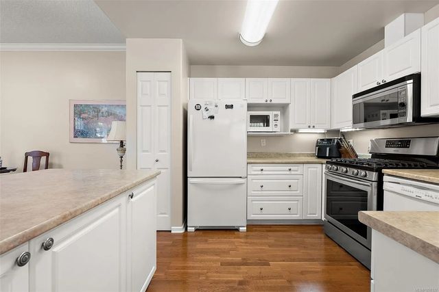 4 of 39 - 1110 Willow St 106, Saanich, BC