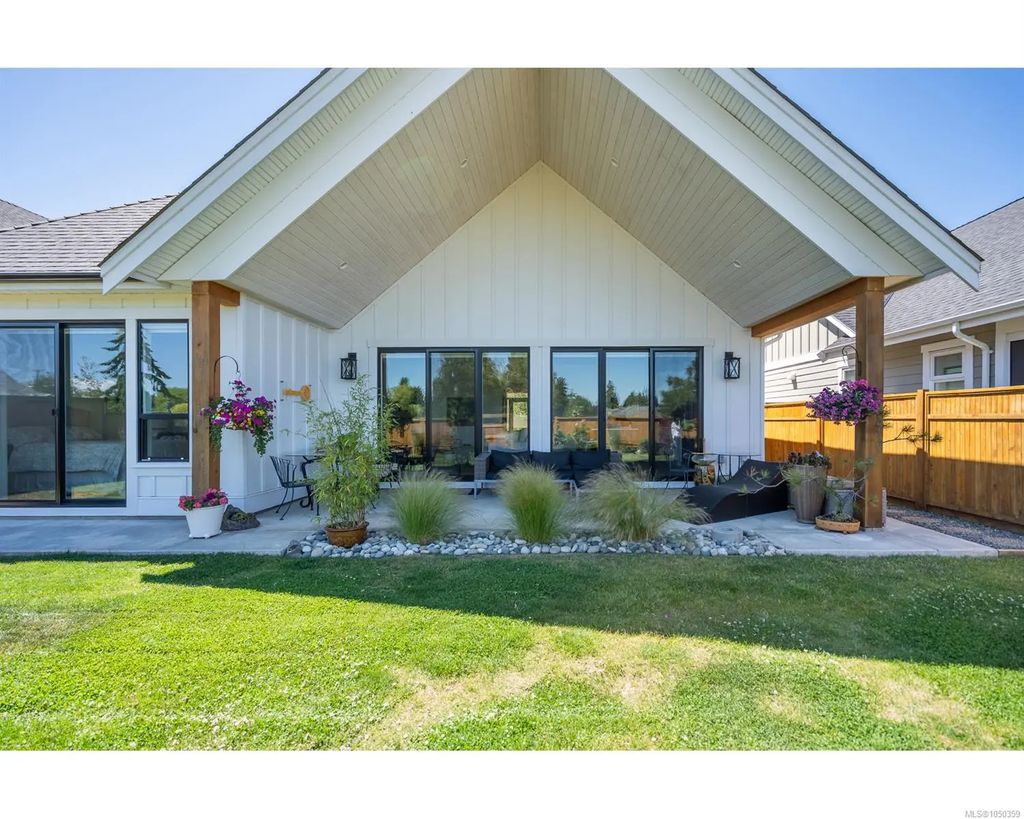 427 Cottage Dr, Qualicum Beach