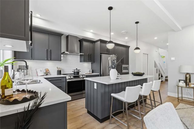 2 of 33 - 2312 Orchard Ave 2, Sidney, BC