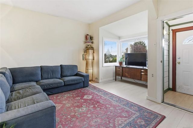 2 of 32 - 236 Crease Ave, Saanich, BC