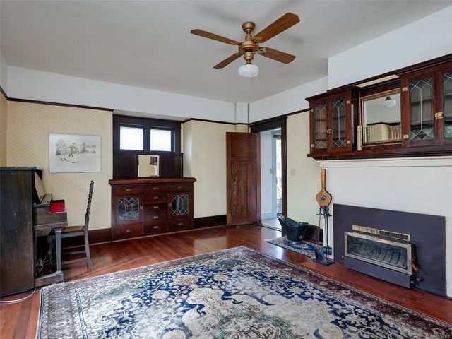 5 of 25 - 1956 Ashgrove St, Victoria, BC