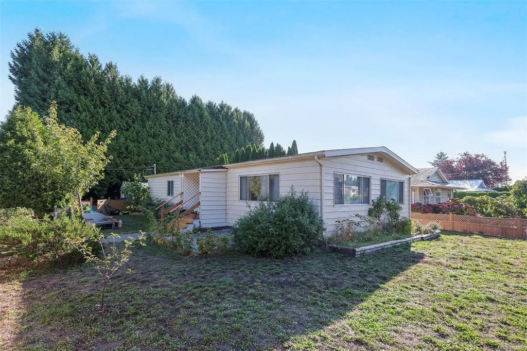 2205 4th St E, Courtenay