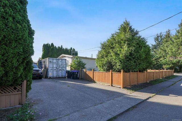 3 of 28 - 2205 4th St E, Courtenay, BC