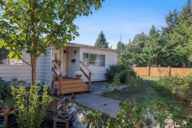 4 of 28 - 2205 4th St E, Courtenay, BC