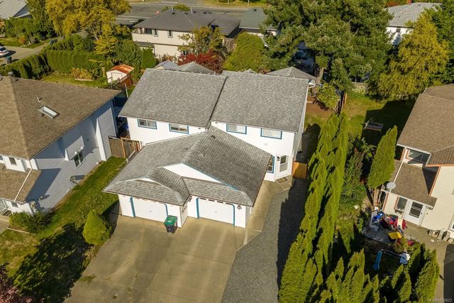 2 of 26 - 2789 Myra Pl B, Courtenay, BC