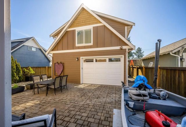 2 of 63 - 232 2nd St, Courtenay, BC