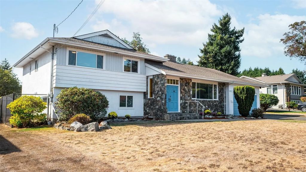 1857 Hillcrest Ave, Saanich