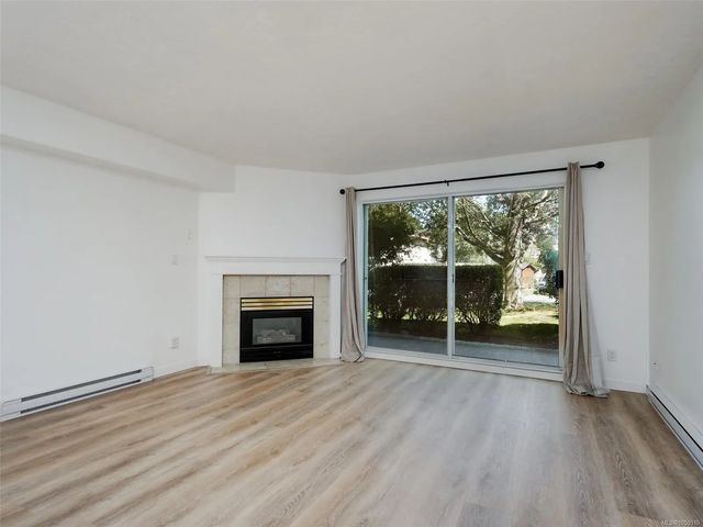 4 of 28 - 3724 Harriet Rd 101, Saanich, BC