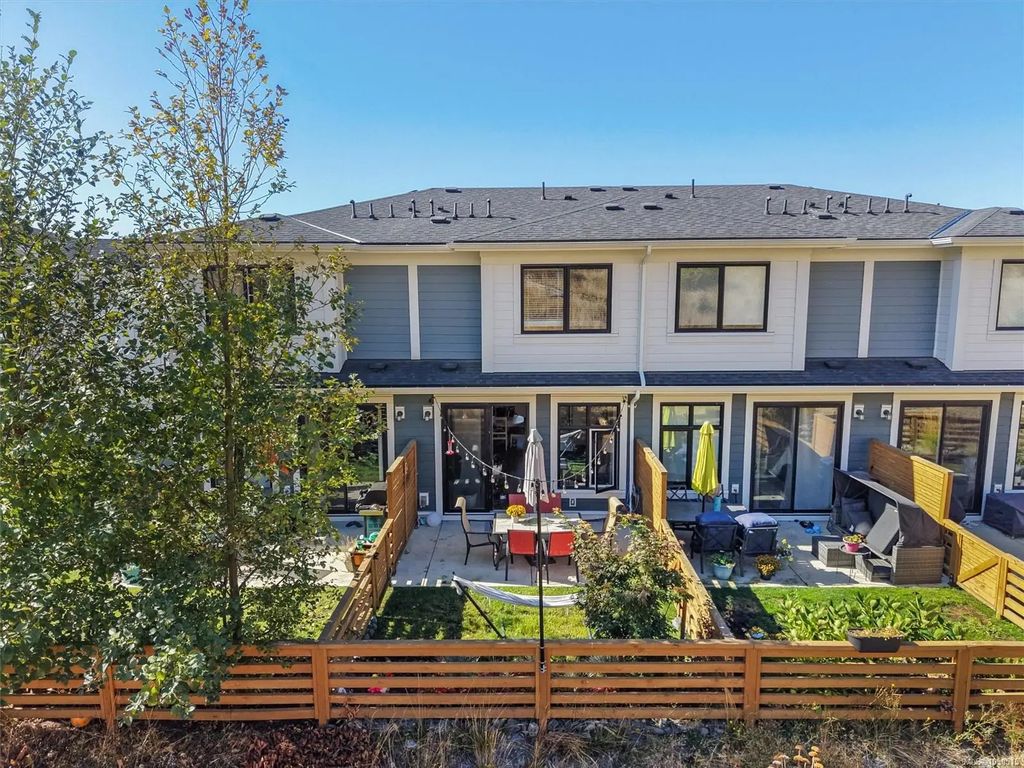 255 Caspian Dr 38, Colwood